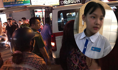 Em N. (ảnh nhỏ) vẫn chưa hết sợ hãi chứng kiến cảnh bố dùng kéo đâm mẹ. Em N. rất thương mẹ nhưng không biết làm như thế nào.