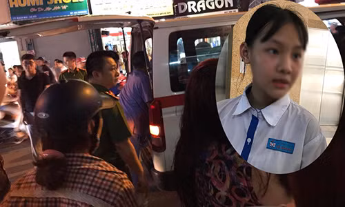 Em N. (ảnh nhỏ) vẫn chưa hết sợ hãi chứng kiến cảnh bố dùng kéo đâm mẹ. Em N. rất thương mẹ nhưng không biết làm như thế nào.