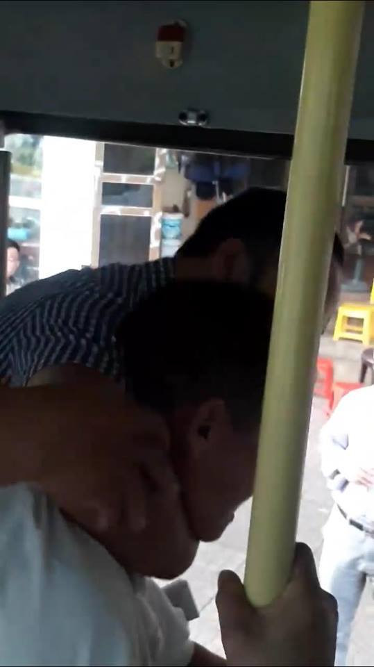 Thuc hu thong tin nhan vien xe bus chui, kep co hanh khach