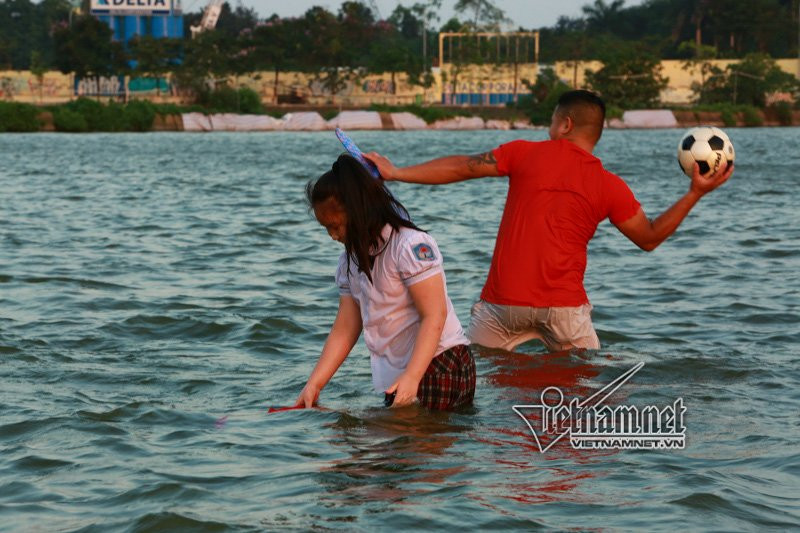 Học sinh tiểu học từ trường về được phụ huynh đưa thẳng đến giải nhiệt.