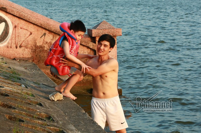 Góc hồ Tây, đoạn gần Công viên nước chiều chiều thu hút hàng trăm người dân đến bơi lội những ngày nắng gắt."Bể bơi" thu hút từ người cao tuổi cho đến trẻ nhỏ. Cơ quan chức năng đã có cảnh báo đây là khu vực nguy hiểm nhưng nhiều người phớt lờ. Từ khoảng 4h chiều 16/5, nhiều người dân sống quanh khu vực đã đưa con đi bơi.