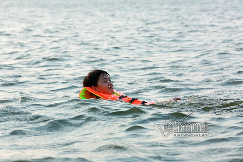 Nhiều bạn nhỏ còn được trang bị cả áo phao để tập bơi.