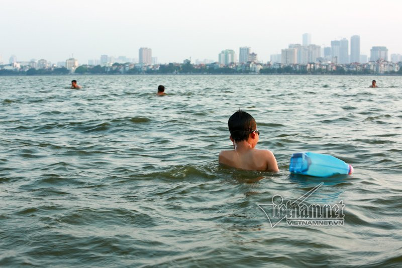 Những em nhỏ bơi khá tốt vẫn được phụ huynh trang bị thêm "phao" phòng trường hợp chuột rút hay bị thụt cát.