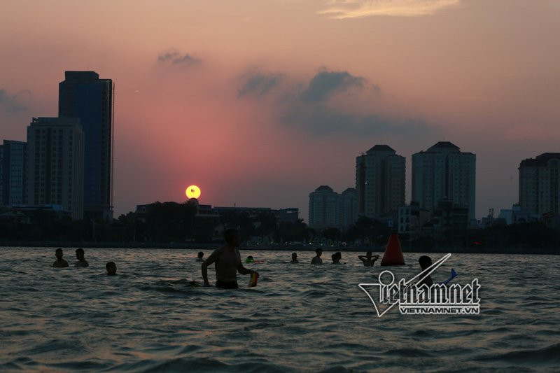 Khi trời tắt nắng, nước khá lạnh, mọi người mới lục tục về nhà.