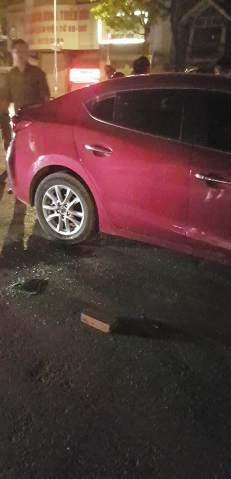 Người dân phải dùng gạch đập kính ô tô để tìm cách mửa cửa xe, đưa tài xế ra ngoài.