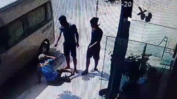 Hai thanh niên không những đấm, đạp mà còn tát liên tiếp vào đầu, mặt của người đàn ông trung tuổi. Ảnh cắt từ clip.
