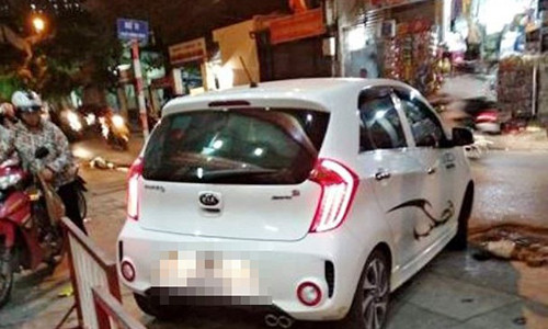 Tài xế ô tô sau khi lùi xe gần trúng người phụ nữ mang thai, bế con nhỏ đã dùng tay đấm chị này.