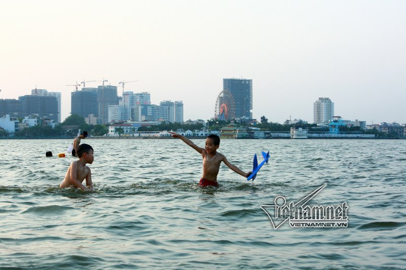 Khu vực này rộng hàng nghìn mét vuông mặt nước với mực nước sâu từ 30cm đến 1m.