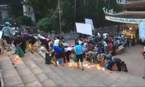 Hang tram nguoi tranh nhau “hoi do cung” o chua Huong