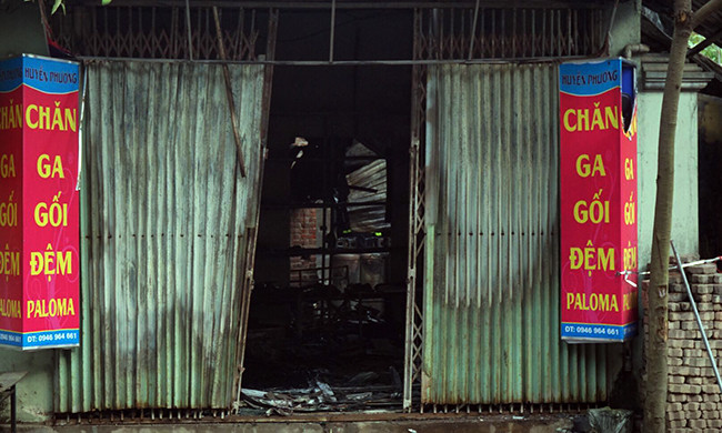 Toàn bộ tài sản dưới tầng 1 là chỗ bán chăn ga gối đệm đều bị lửa thiêu trịu.