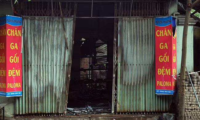 Toàn bộ tài sản dưới tầng 1 là chỗ bán chăn ga gối đệm đều bị lửa thiêu trịu.