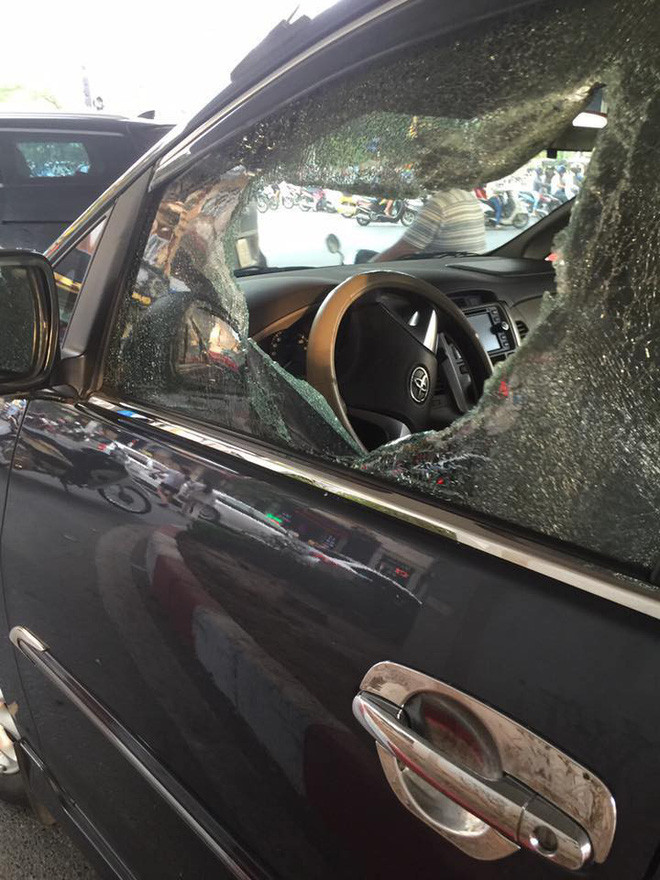 Chiếc xe bị nam thanh niên đập vỡ kính.