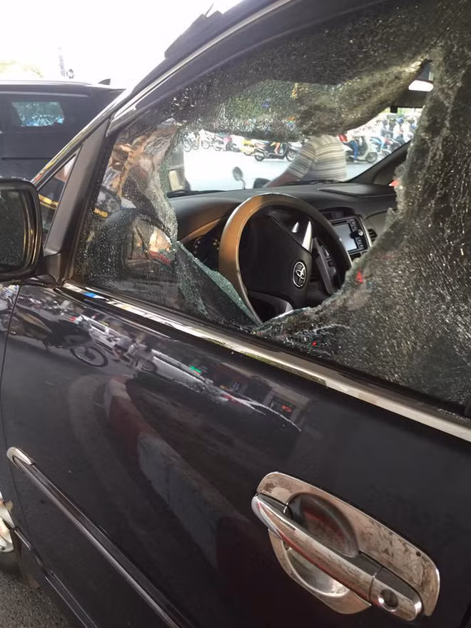 Chiếc xe bị nam thanh niên đập vỡ kính.
