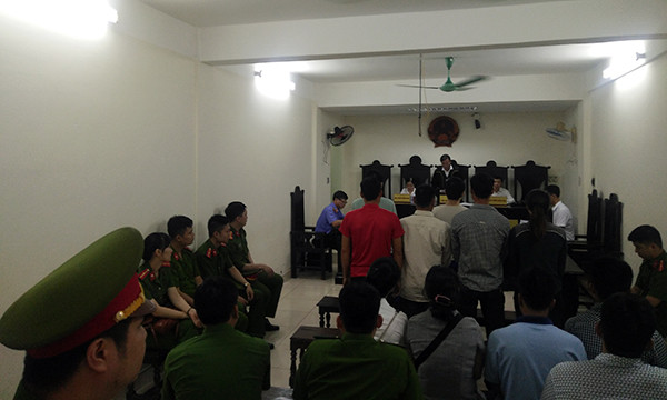 Toàn cảnh bên trong phiên xử.