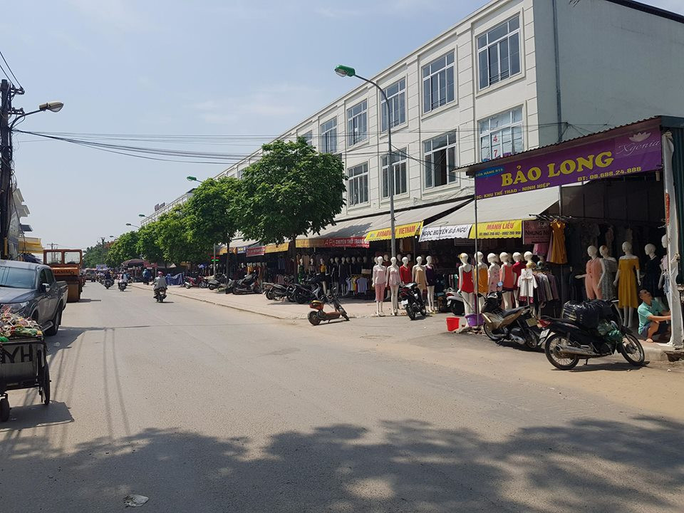 Các ki-ốt, gian hàng được công ty Tân Hùng Minh "hóa phép" cho các tiểu thương thuê để kinh doanh.