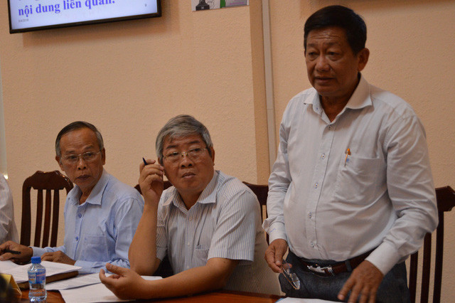 Ông Nguyễn Văn Hai - giám đốc bệnh viện đa khoa Đồng Tháp (đứng) trả lời thông tin liên quan đến các ca phẫu thuật gây biến chứng nặng ở bệnh viện - Ảnh Ngọc Tài.