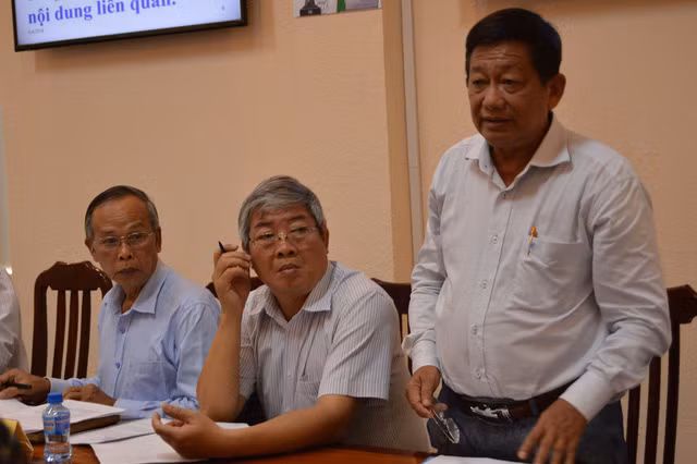 Ông Nguyễn Văn Hai - giám đốc bệnh viện đa khoa Đồng Tháp (đứng) trả lời thông tin liên quan đến các ca phẫu thuật gây biến chứng nặng ở bệnh viện - Ảnh Ngọc Tài.