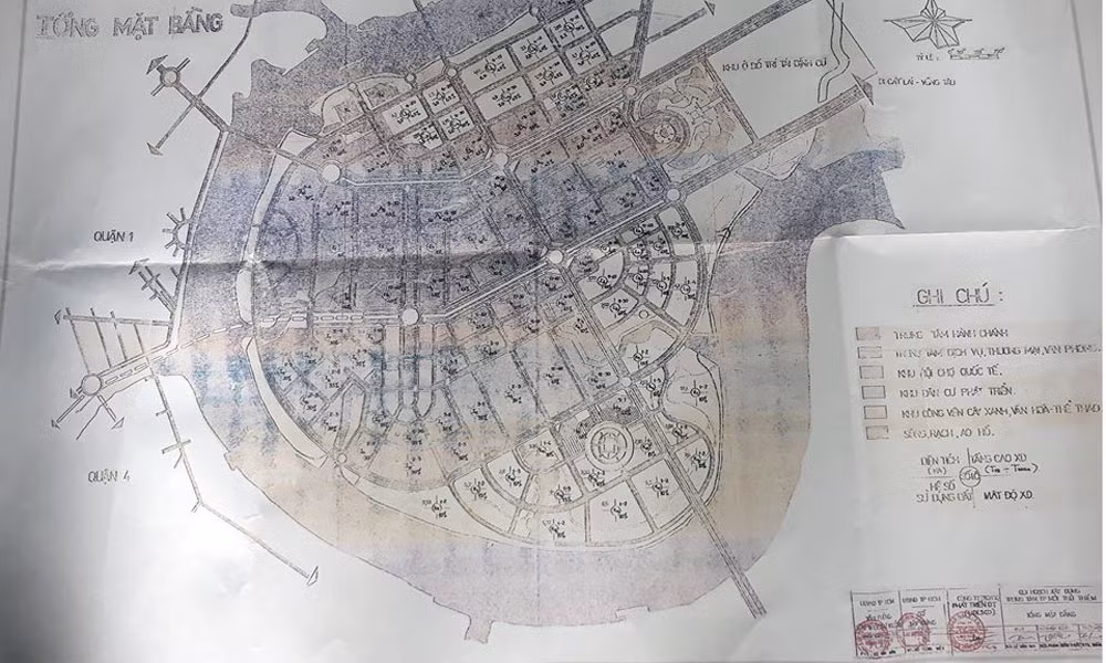 Tấm bản đồ quy hoạch KĐT Thủ Thiêm tỷ lệ 1/5000 mà ông Lung đang giữ