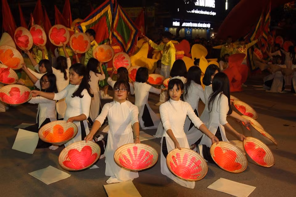 Lễ hội Carnaval Hải Dương – Lễ hội đường phố với tên gọi “Hải Dương mùa xuân gọi" được mở đầu bằng chương trình nghệ thuật "Muôn phương hội tụ mừng đón mùa xuân 2019" với những tiết mục nhảy, múa, hát, màn trống hội đặc sắc do các nghệ sĩ, diễn viên trong nước và đoàn nghệ thuật 2 tỉnh trên thể hiện. 