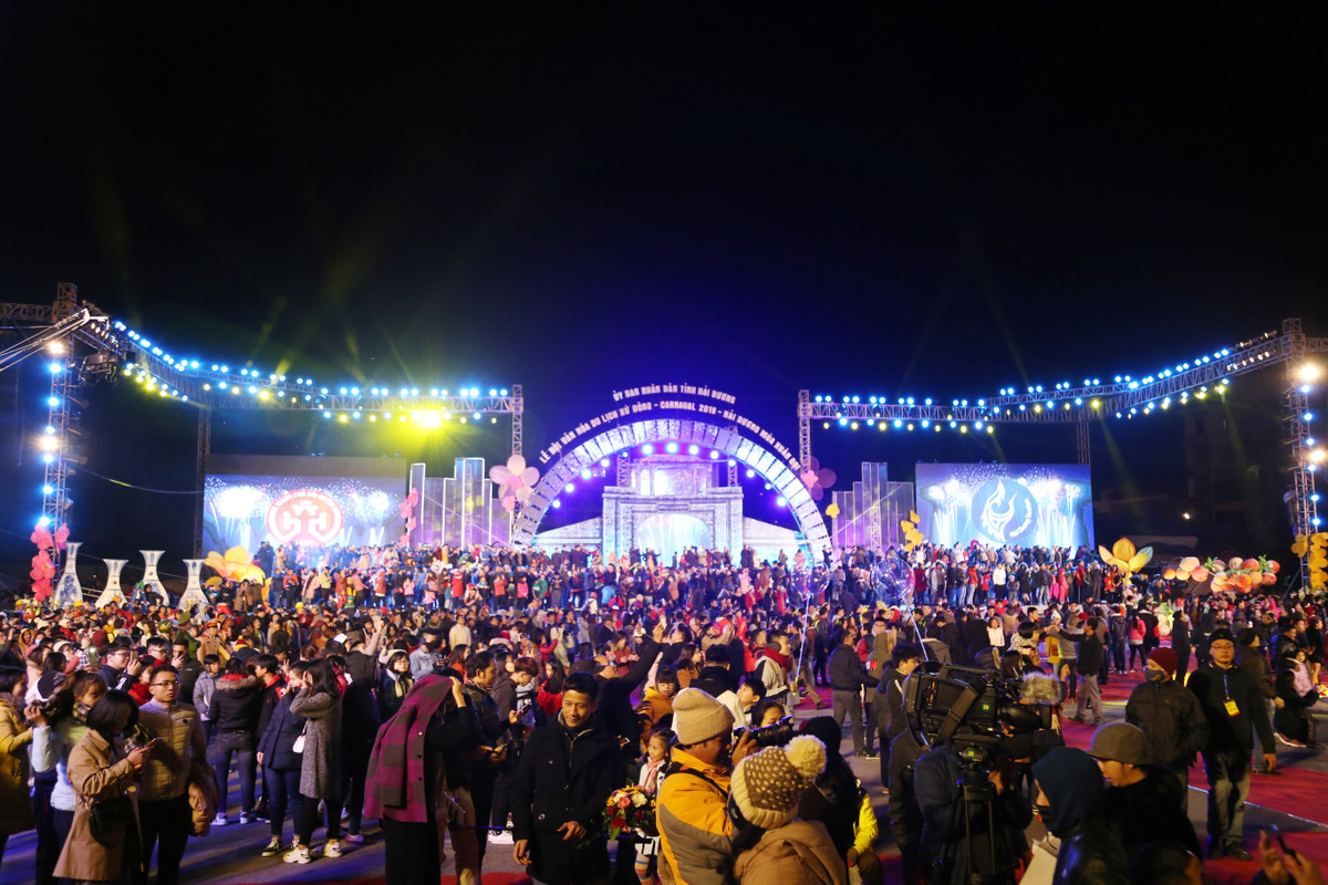 Lễ hội thu hút hàng vạn người đến tham dự.
