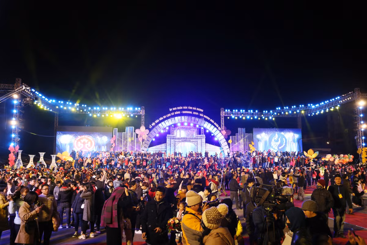 Lễ hội thu hút hàng vạn người đến tham dự.