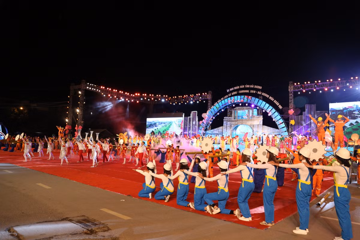 Anh: Hang nghin nguoi tham gia le hoi duong pho Carnaval Hai Duong-Hinh-2