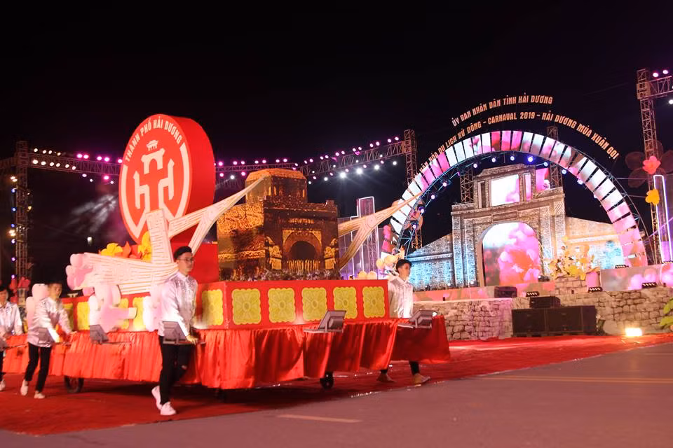 Các diễn viên vừa đi vừa biểu diễn trong sự dõi theo và cổ vũ nhiệt tình của người dân. Trên sân khấu chính, các tiết mục biểu diễn nghệ thuật đặc sắc cũng đồng thời diễn ra càng tạo cho chương trình thêm sôi động, hấp dẫn.