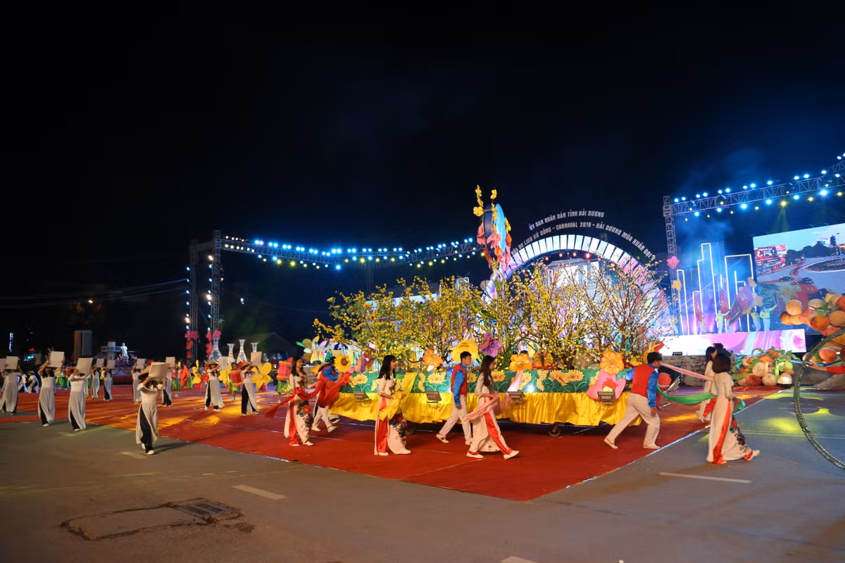 Trên nền nhạc vừa tươi vui, ngân nga, lắng đọng, từng khối biểu diễn nghệ thuật mang theo các mô hình biểu trưng về mảnh đất, con người xứ Đông di chuyển từ bùng binh Lê Thanh Nghị - đường Thống Nhất - Quảng trường Thống Nhất - đường Bạch Đằng vòng qua cầu Hồng Quang và kết thúc tại Nhà Thi đấu thể dục thể thao.