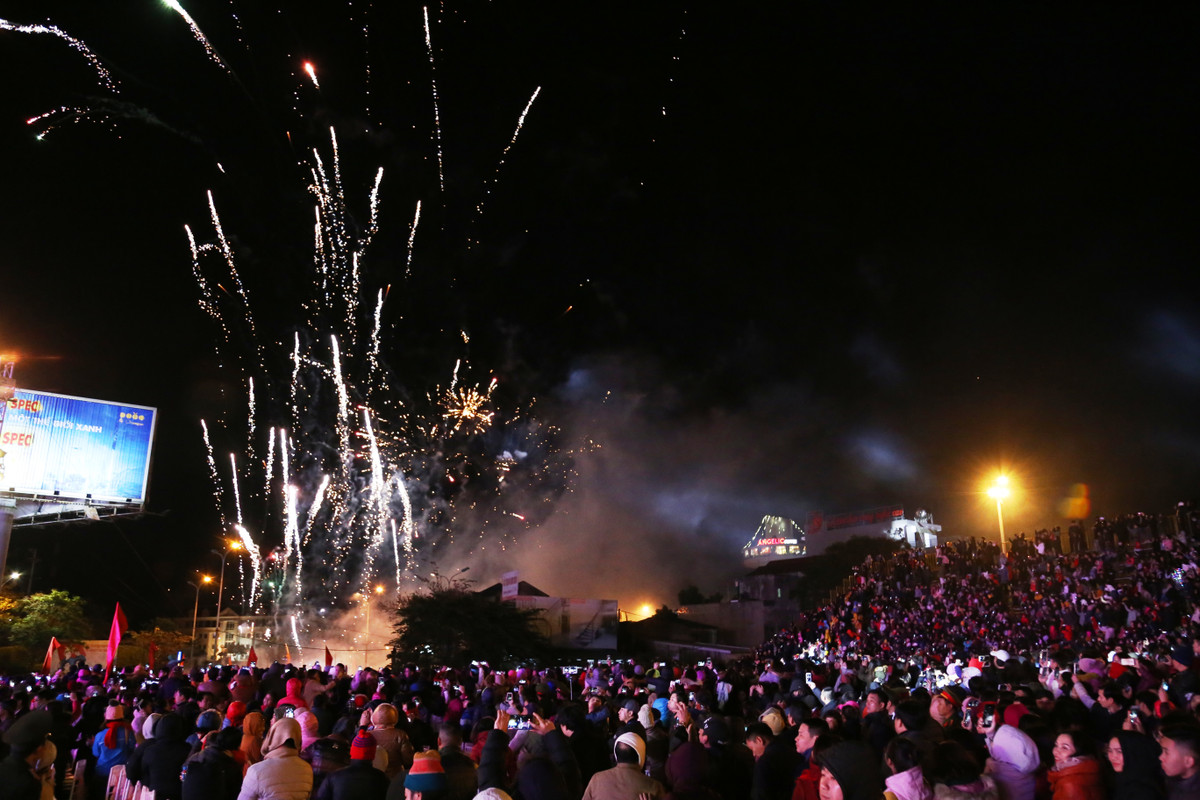 Tiết mục pháo bông khiến người dân phấn khích.