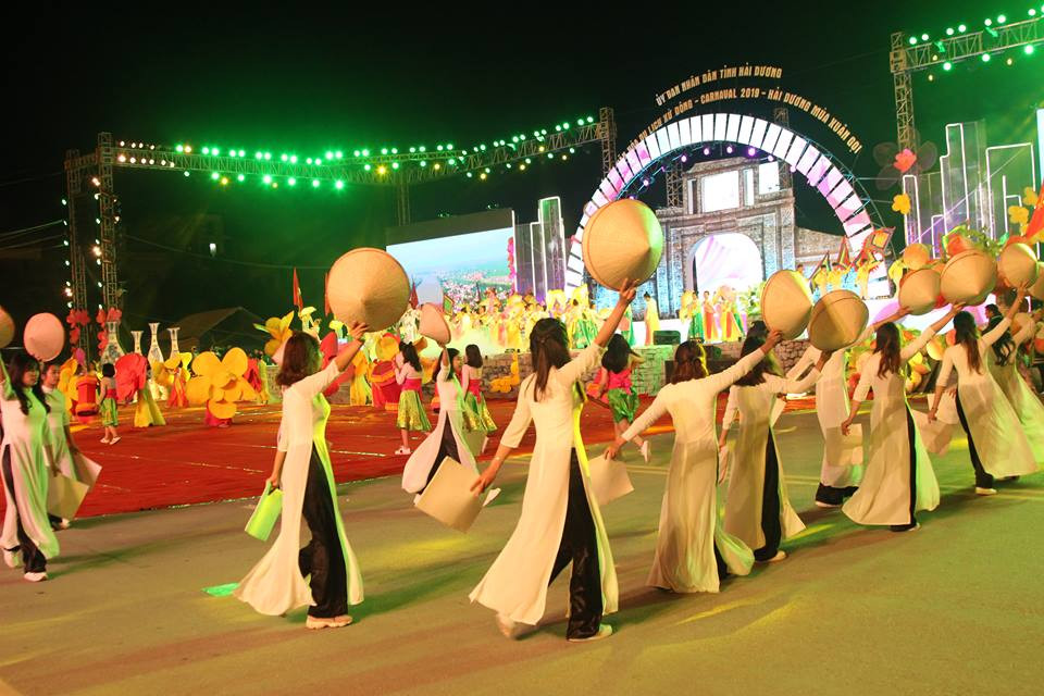 Đặc biệt là chương trình Carnaval 2019 với chủ đề “Hải Dương mùa xuân gọi” có sự tham gia của hơn 2.000 diễn viên, trong đó có 300 diễn viên chuyên nghiệp đến từ các Đoàn nghệ thuật của Trung ương và địa phương. Lễ hội năm nay còn có sự tham gia của 2 Đoàn nghệ thuật của tỉnh Suwon, Hàn Quốc và tỉnh Viêng chăn - CHDCND Lào là 2 tỉnh kết nghĩa với tỉnh Hải Dương hứa hẹn sẽ đem đến một chương trình nghệ thuật hoành tráng và đặc sắc chào đón năm mới 2019.