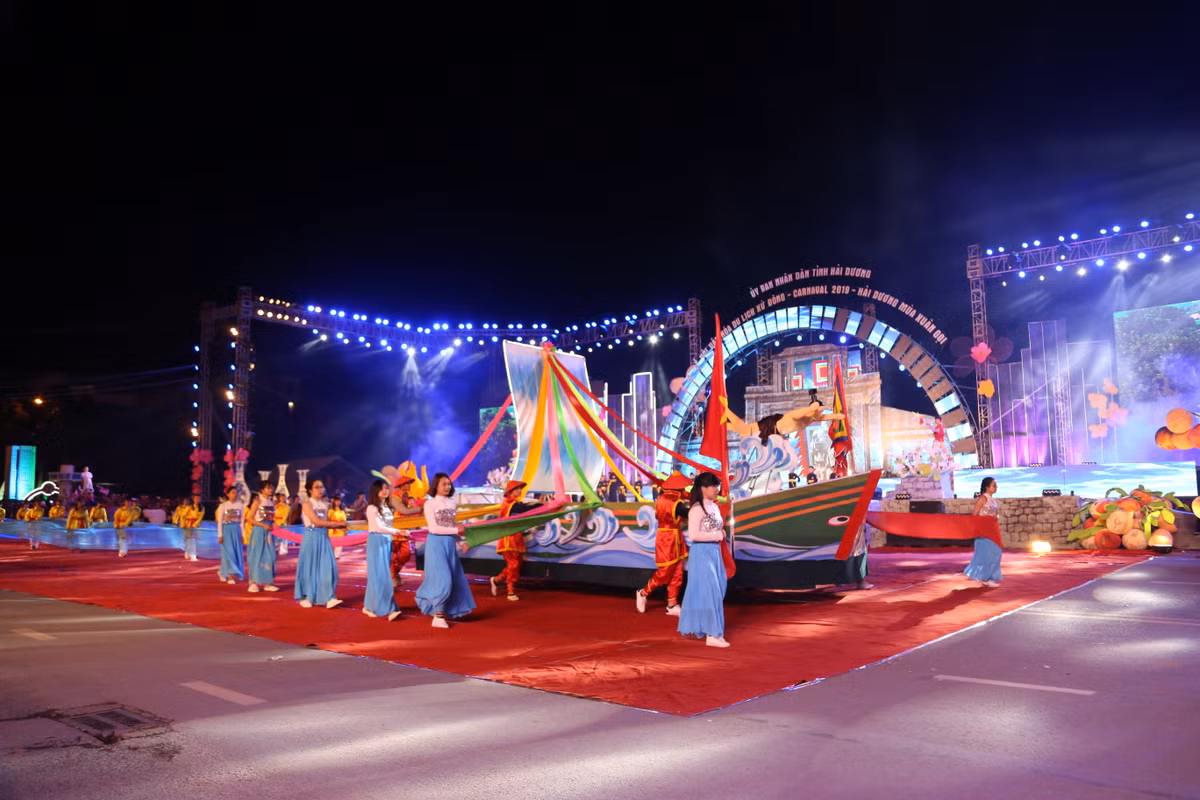 Lễ hội đường phố với nhiều tiết mục đậm dấu ấn văn hóa xứ Đông.