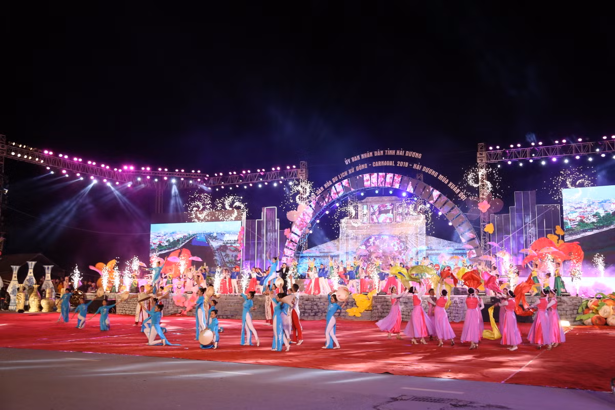 Chương trình được thể hiện xuyên suốt theo mạch thời gian liên tục, cùng lúc dưới đường và trên sân khấu được diễn xướng tổng hợp gắn kết chặt chẽ với lời bình, âm thanh, ánh sáng sinh động và video nghệ thuật đa tầng, đa chiều, đan xen.