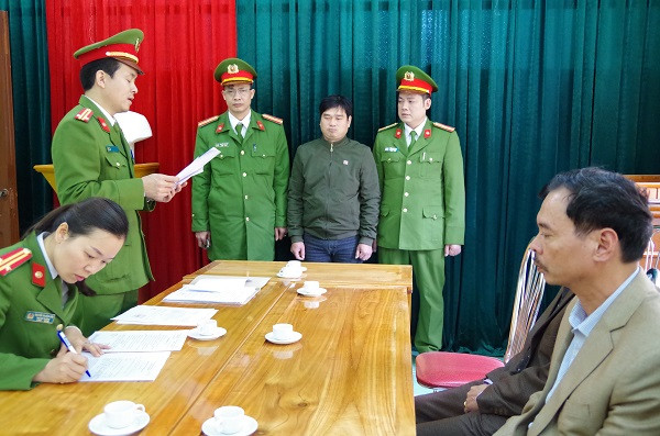 Can bo phong nong nghiep huyen bi bat vi chiem doat tien nong dan-Hinh-2