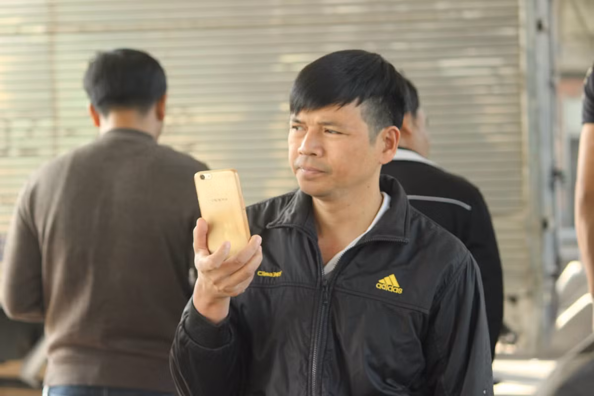 Nhiều tài xế dùng điện thoại quay lại cảnh phản đối trạm BOT đặt nhầm chỗ.