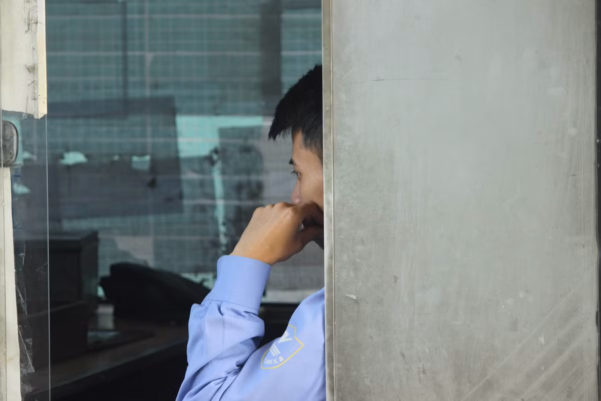 Nhân viên ngán ngẩm ngồi trong bốt thu phí.