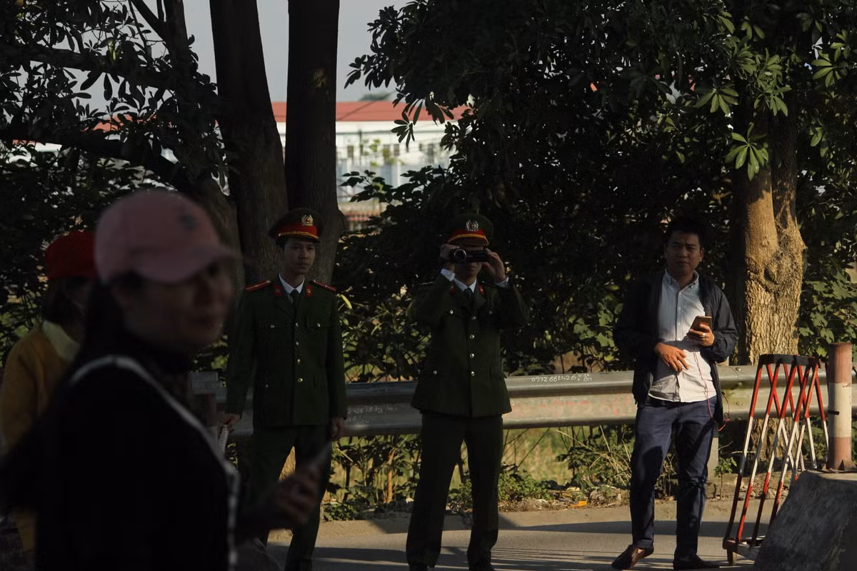 Thời điểm PV ghi nhận có một số cảnh sát có mặt ở trạm và chỉ đứng theo dõi diễn biến.