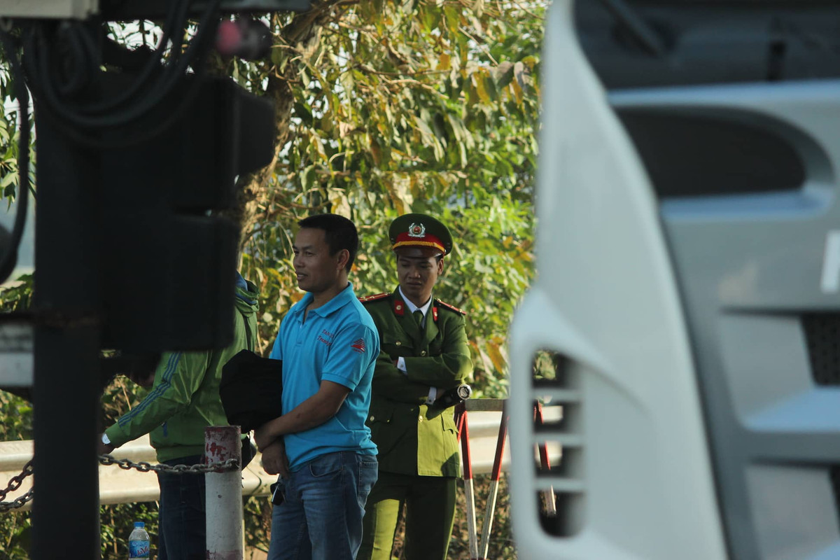 Lực lượng chức năng có mặt nhưng chỉ quan sát sự việc, chưa có bất cứ can thiệp nào.