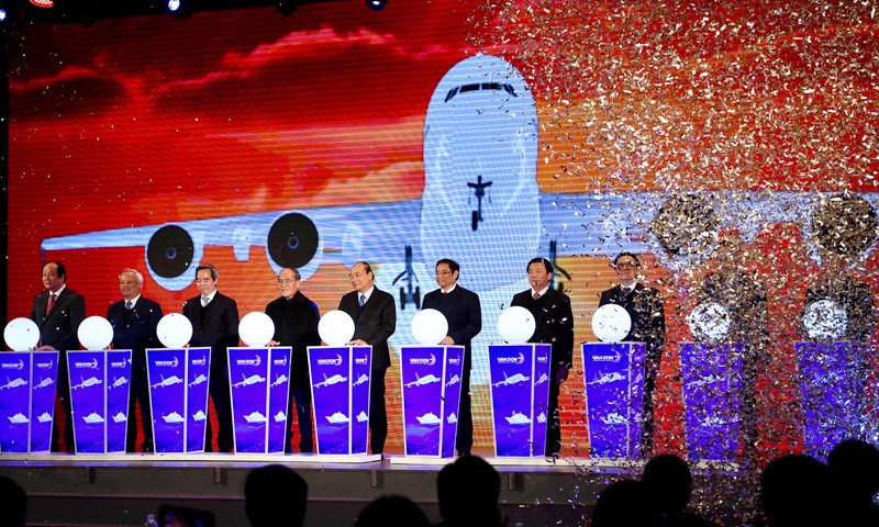 Thủ tướng nêu rõ đây là 3 công trình đầu tư theo hình thức PPP, huy động vốn xã hội hóa với quy mô lớn. Qua đó, “chúng ta thấy tư duy, nhận thức định hướng phát triển, triển khai chủ trương của Đảng, Nhà nước về xã hội hóa nguồn lực. Không phải địa phương nào cũng làm được việc này mà Quảng Ninh đã vận dụng với công trình quan trọng, có ý nghĩa, thậm chí công trình lần đầu tiên như sân bay”, Thủ tướng nói.