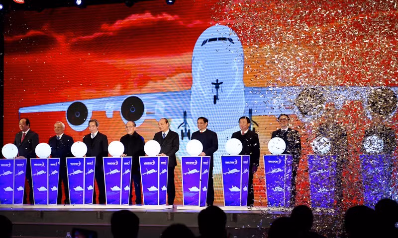 Thủ tướng nêu rõ đây là 3 công trình đầu tư theo hình thức PPP, huy động vốn xã hội hóa với quy mô lớn. Qua đó, “chúng ta thấy tư duy, nhận thức định hướng phát triển, triển khai chủ trương của Đảng, Nhà nước về xã hội hóa nguồn lực. Không phải địa phương nào cũng làm được việc này mà Quảng Ninh đã vận dụng với công trình quan trọng, có ý nghĩa, thậm chí công trình lần đầu tiên như sân bay”, Thủ tướng nói.