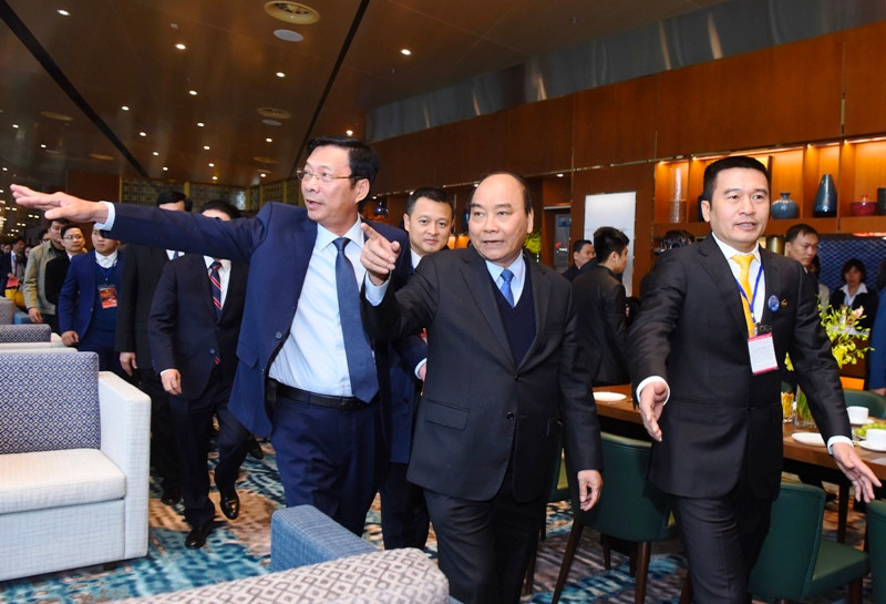 Thủ tướng đánh giá cao tinh thần dám nghĩ, dám làm của lãnh đạo tỉnh Quảng Ninh trong việc xã hội hóa đầu tư phát triển hạ tầng, không chỉ chuyển nền kinh tế từ “nâu” sang “xanh” mà còn phát triển các loại hình sản xuất, dịch vụ để đưa Quảng Ninh thành tỉnh đóng góp ngân sách Trung ương đứng thứ 4 cả nước. “Có thặng dư ngân sách để phát triển, chứ tỉnh nào cũng trợ cấp ngân sách hết thì làm sao có sự phát triển được”, Thủ tướng nêu rõ. Thủ tướng cũng biểu dương chủ đầu tư, Tập đoàn Sun Group và cảm ơn nhân dân địa phương đã dành đất cho công trình trong thời gian ngắn. 