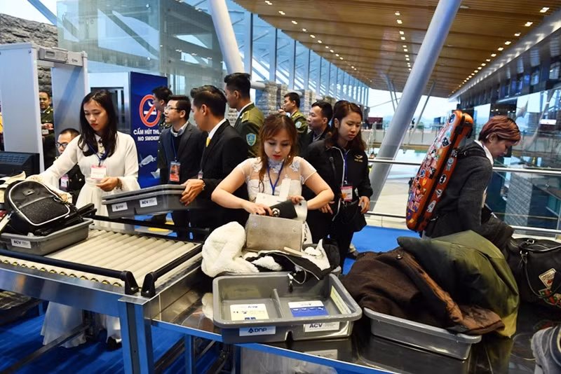 Các vị khách đầu tiên check in sân bay Vân Đồn.