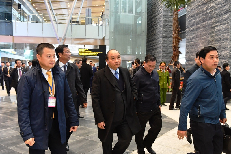 Được biết năm 2018 này, Quảng Ninh đón vị khách du lịch thứ 15 triệu của Việt Nam, Thủ tướng đặt câu hỏi tại sao không phải 50 triệu khách, “phải chăng công trình này đóng góp vào khát vọng của chúng ta về 50 triệu khách ấy”. Ảnh: Thủ tướng đi tham quan Cảng hàng không Vân Đồn.