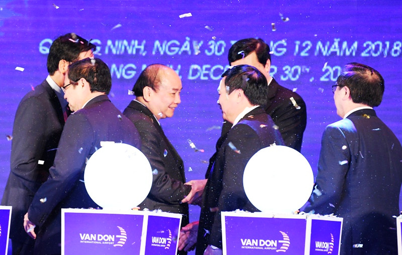 “Tôi nghe các cơ quan quản lý phản ánh, công trình làm nhanh, chất lượng tốt, mỹ thuật đẹp, nhất là giá thành xây dựng. Các cơ quan Nhà nước phải suy nghĩ vấn đề này, chưa đầy 20.000 tỷ đồng mà được 3 công trình quan trọng trong thời gian ngắn”, Thủ tướng phát biểu.