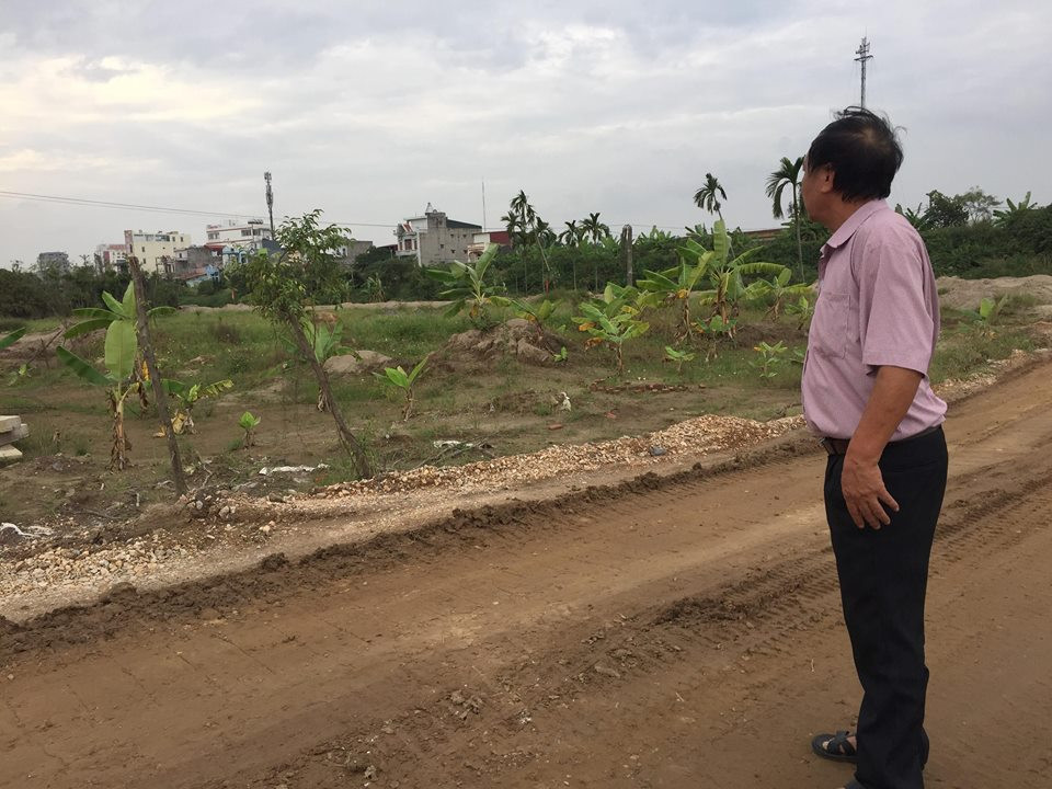 Ông Nguyễn Văn Bảng chỉ diện tích đất ruộng của dân bị công ty Newland san lấp trái phép để phục vụ thi công đường.