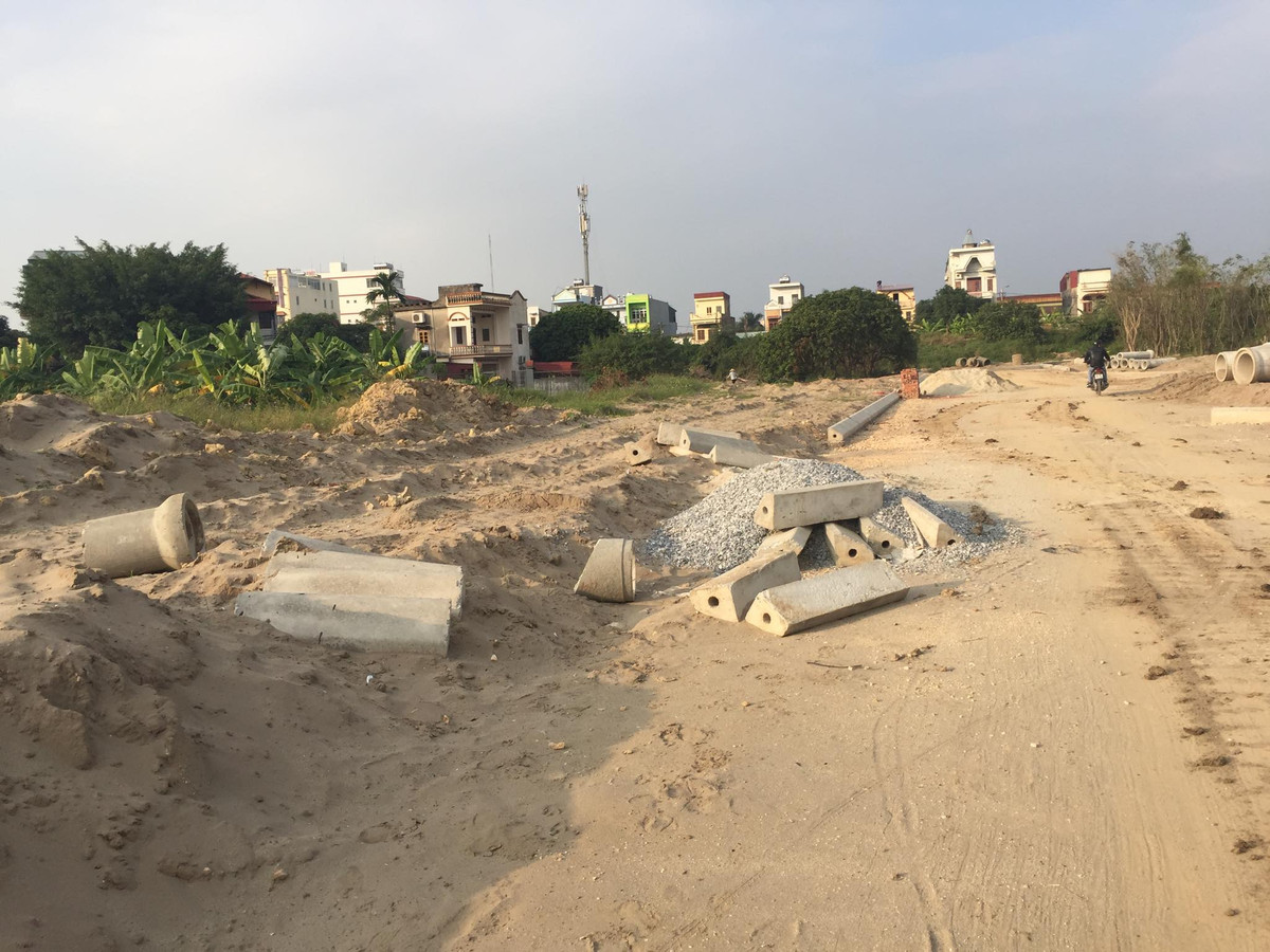 Trong suốt thời gian qua, hàng chục hộ dân khu dân cư số 4 phường Nhị Châu (Thành phố Hải Dương, tỉnh Hải Dương) bức xúc việc Công ty Cổ phần đầu tư Newland trong quá trình thực hiện dự án xây dựng Khu nhà ở phường Nhị Châu (phía nam đường sắt) đã tự ý san lấp đất ruộng của dân khi chưa hoàn thành công tác giải phóng mặt bằng.