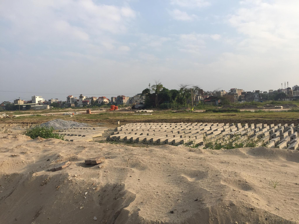 Nhiều vật liệu xây dựng được tập kết để phục vụ triển khai thi công.