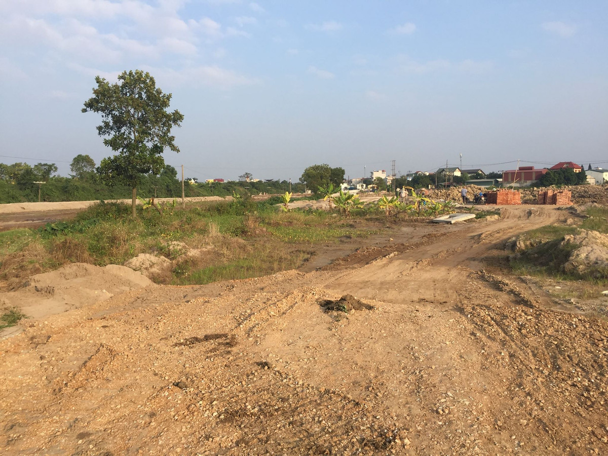 Con đường thi công dang dở do diện tích đất ruộng của các hộ dân chưa chấp nhận đền bù GPMB. PV Kiến Thức tiếp tục cập nhật thông tin vụ việc trên.