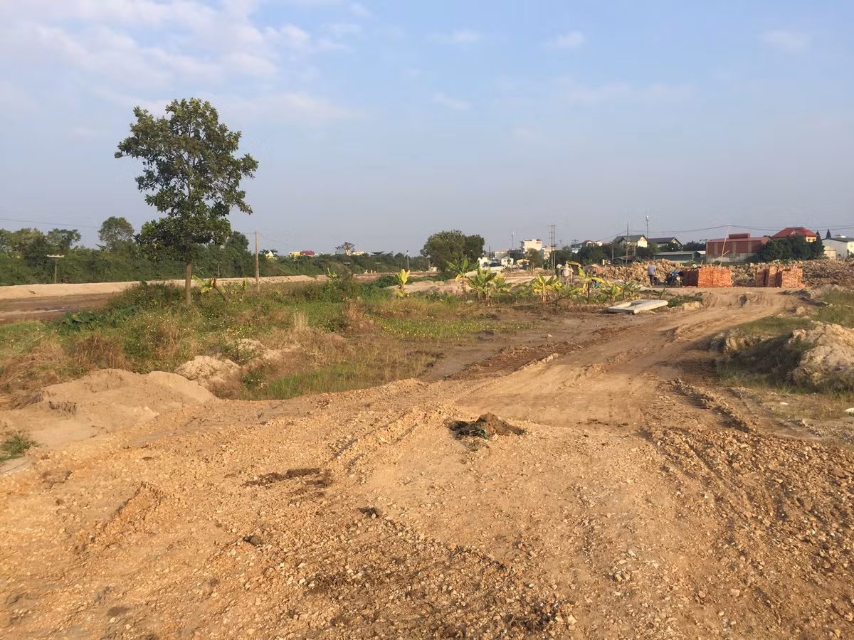 Con đường thi công dang dở do diện tích đất ruộng của các hộ dân chưa chấp nhận đền bù GPMB. PV Kiến Thức tiếp tục cập nhật thông tin vụ việc trên.