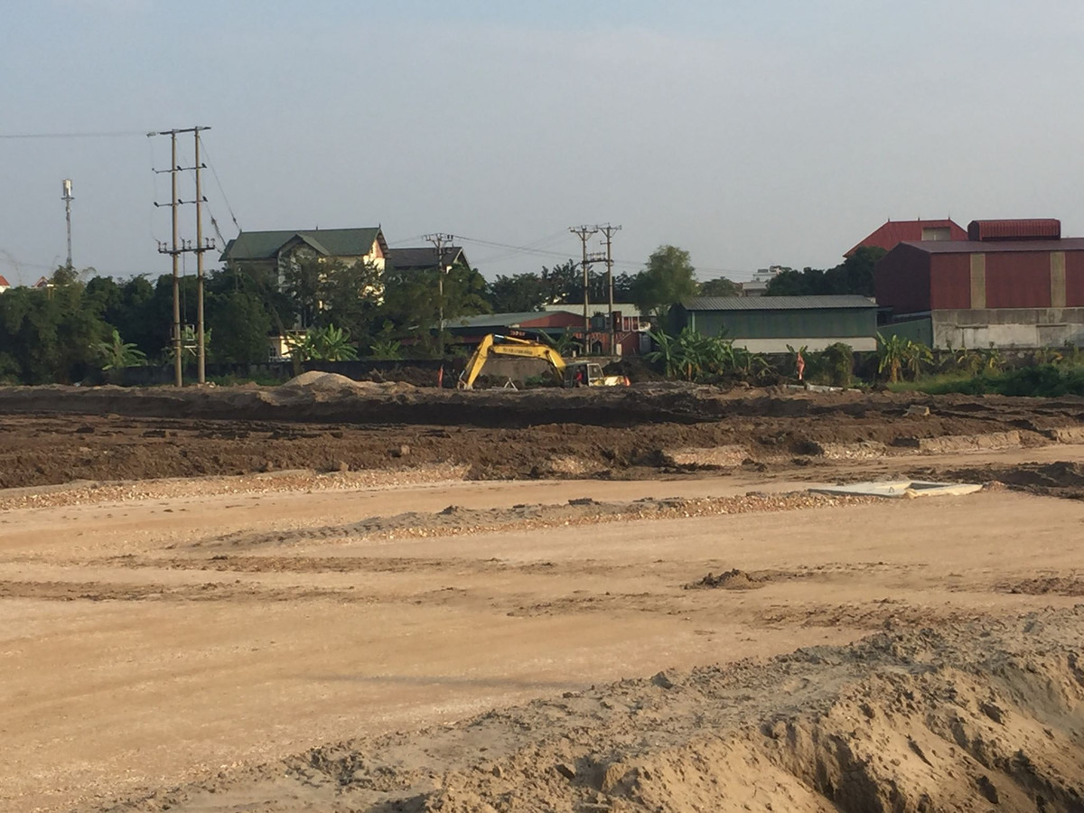 Nhiều diện tích đất tiếp tục được san lấp phục vụ thi công dự án.
