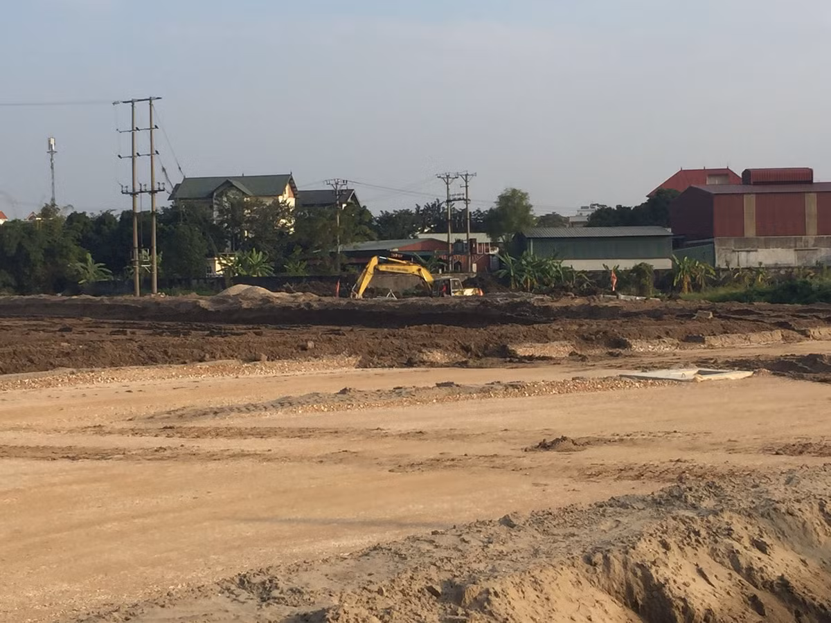 Nhiều diện tích đất tiếp tục được san lấp phục vụ thi công dự án.